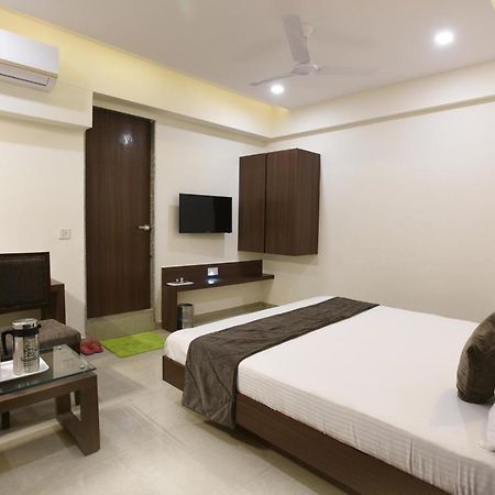 Hotel Luxura, Ahmadabad Zewnętrze zdjęcie