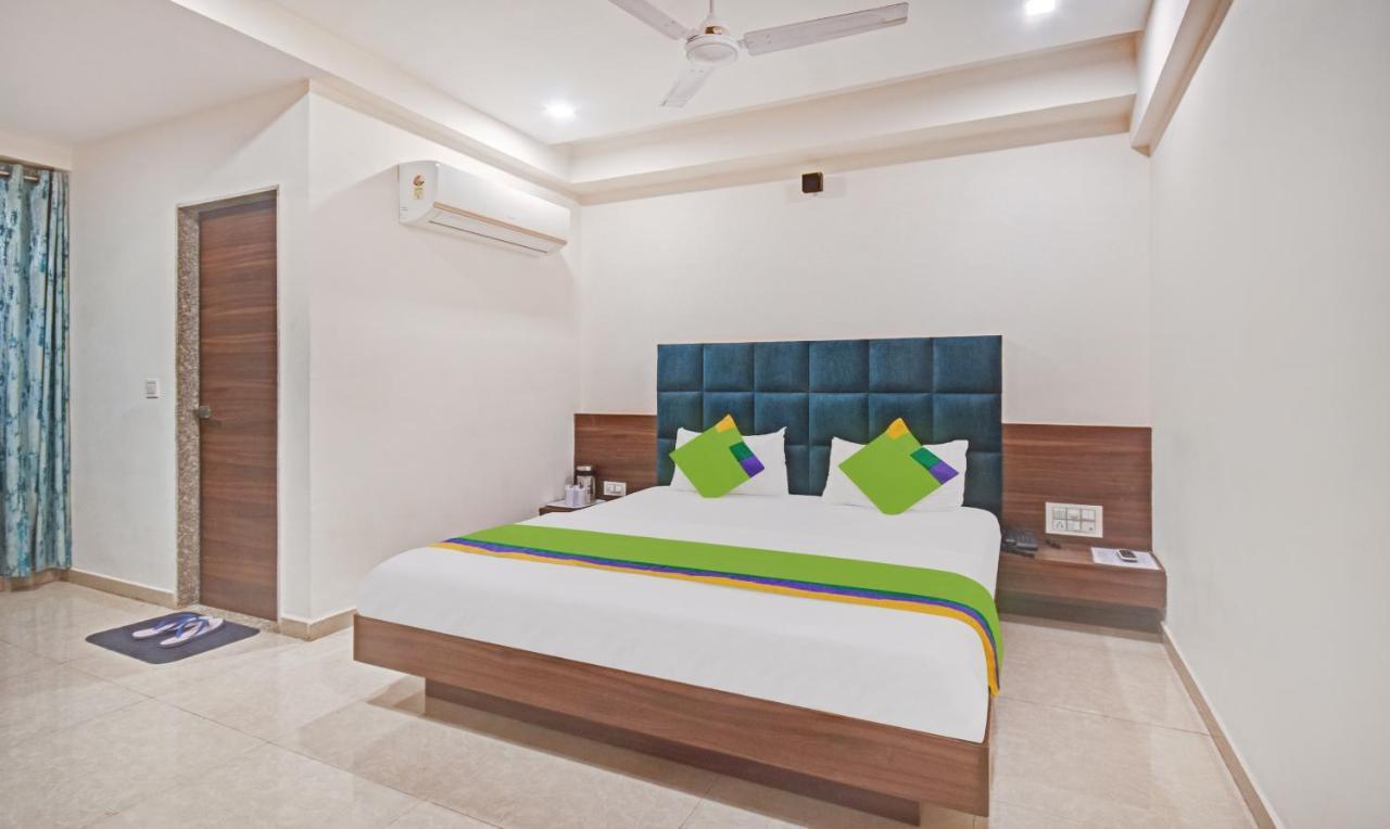 Hotel Luxura, Ahmadabad Zewnętrze zdjęcie