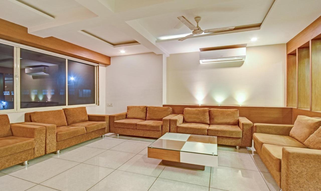 Hotel Luxura, Ahmadabad Zewnętrze zdjęcie