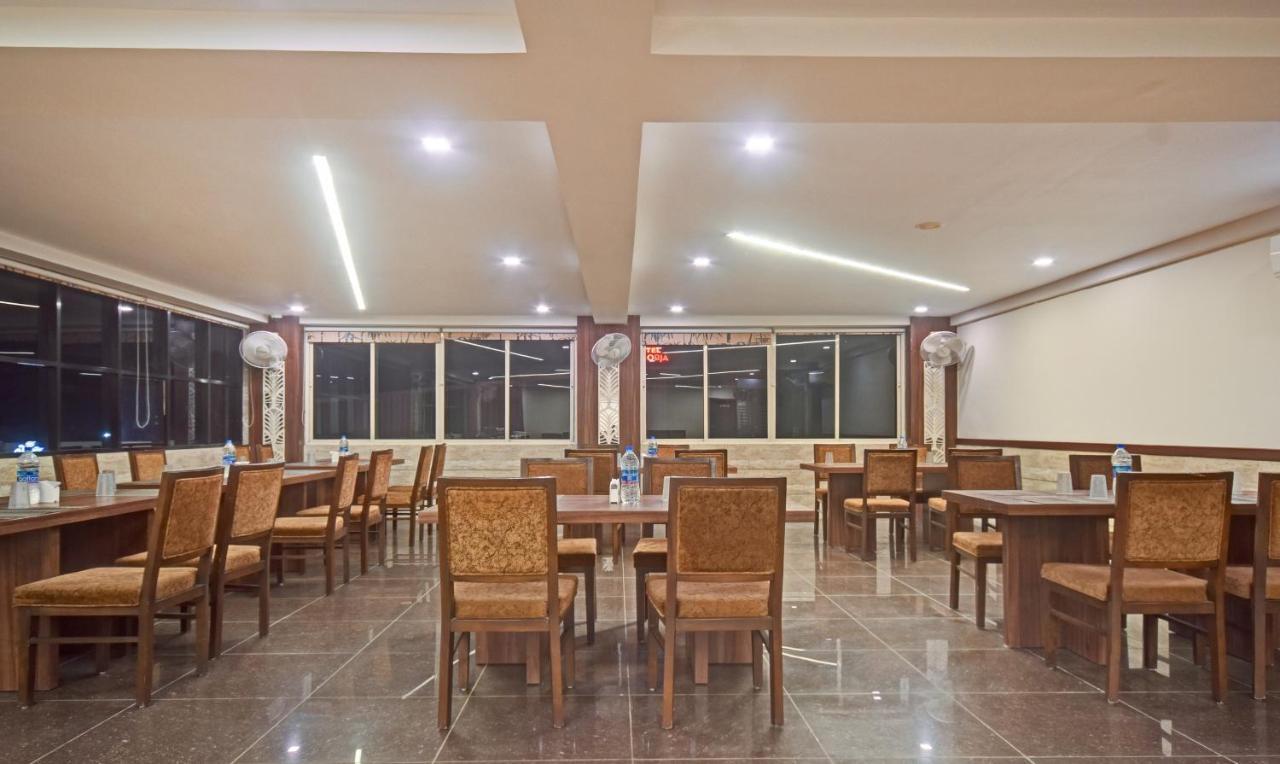 Hotel Luxura, Ahmadabad Zewnętrze zdjęcie