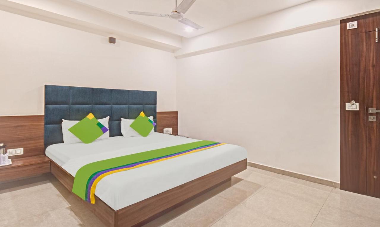 Hotel Luxura, Ahmadabad Zewnętrze zdjęcie