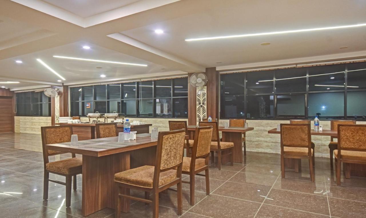Hotel Luxura, Ahmadabad Zewnętrze zdjęcie