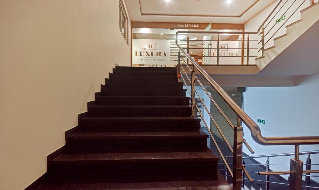 Hotel Luxura, Ahmadabad Zewnętrze zdjęcie