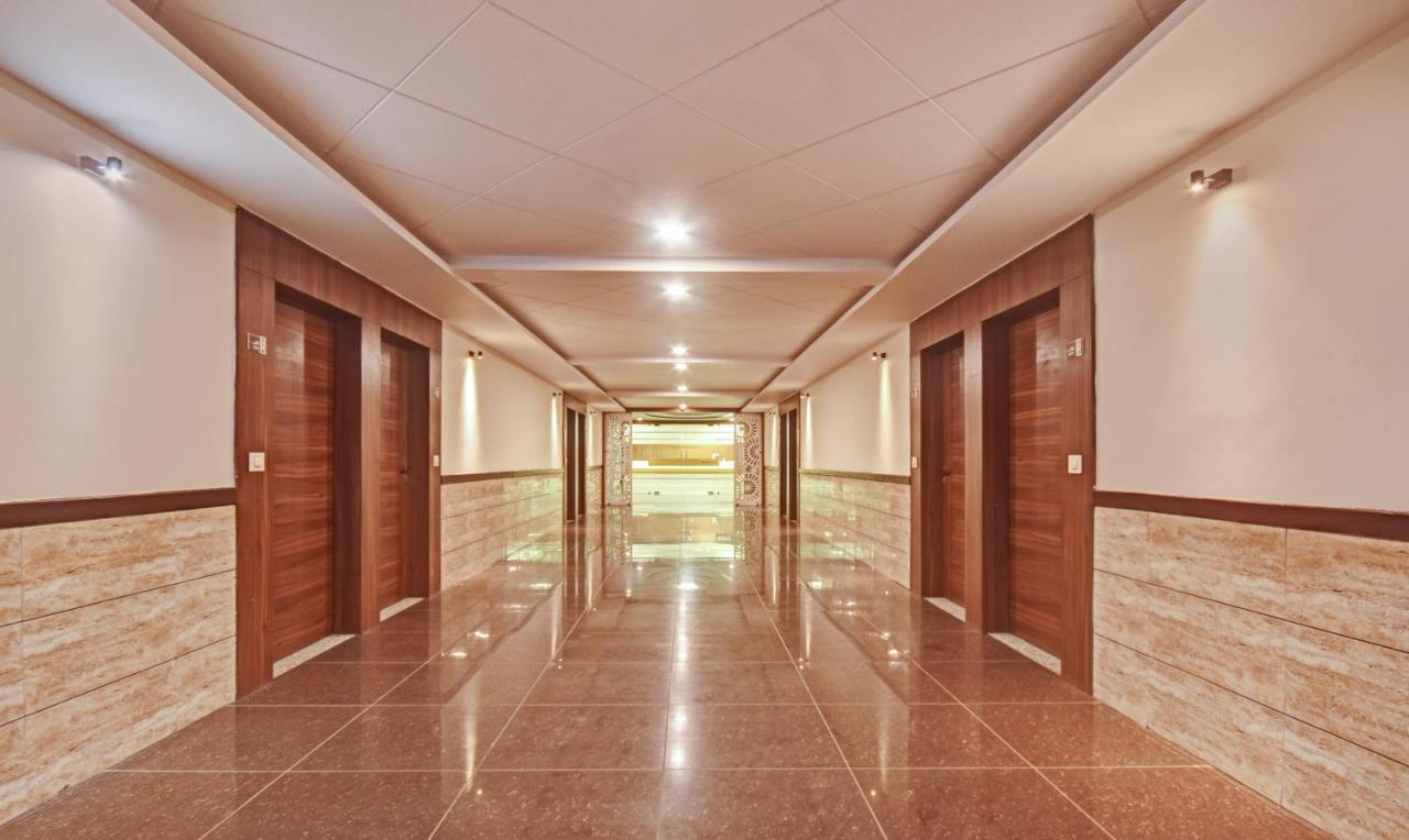 Hotel Luxura, Ahmadabad Zewnętrze zdjęcie