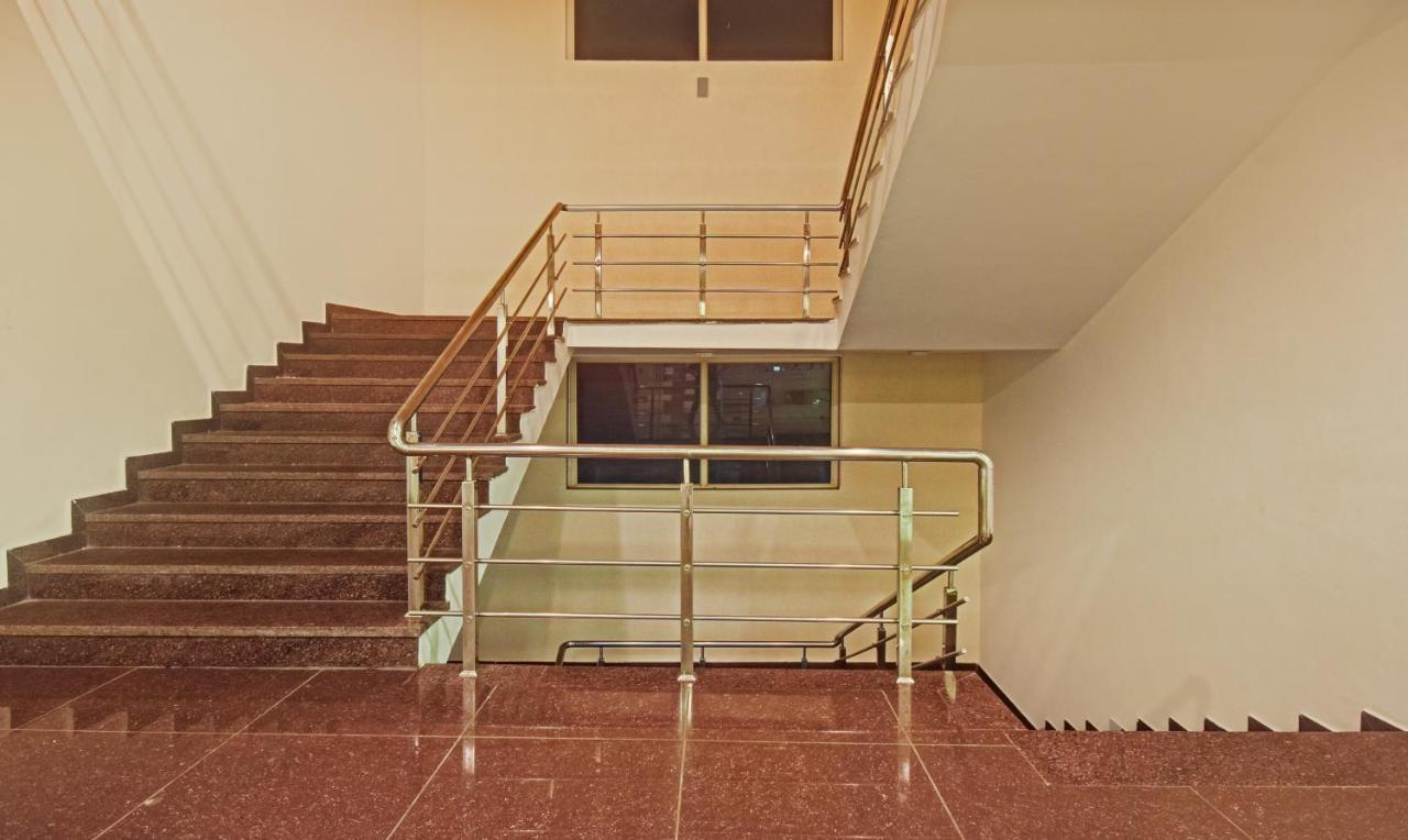 Hotel Luxura, Ahmadabad Zewnętrze zdjęcie