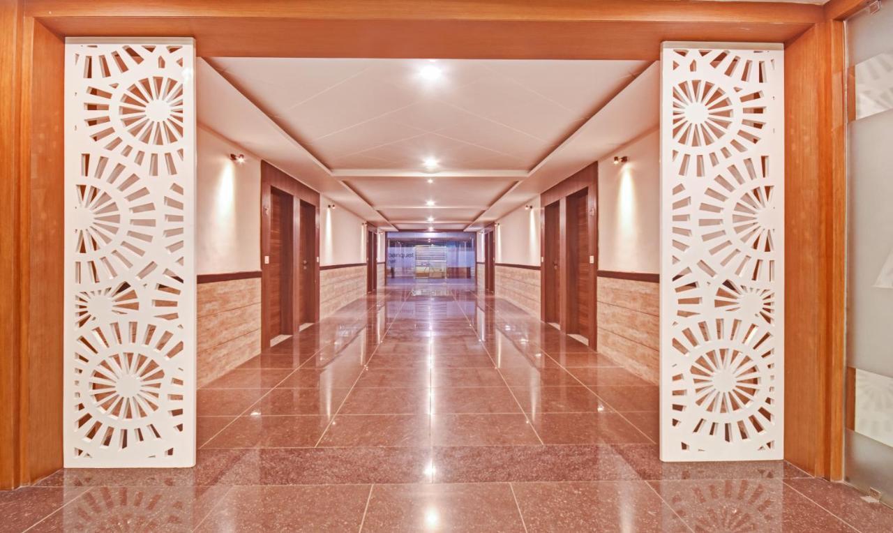 Hotel Luxura, Ahmadabad Zewnętrze zdjęcie