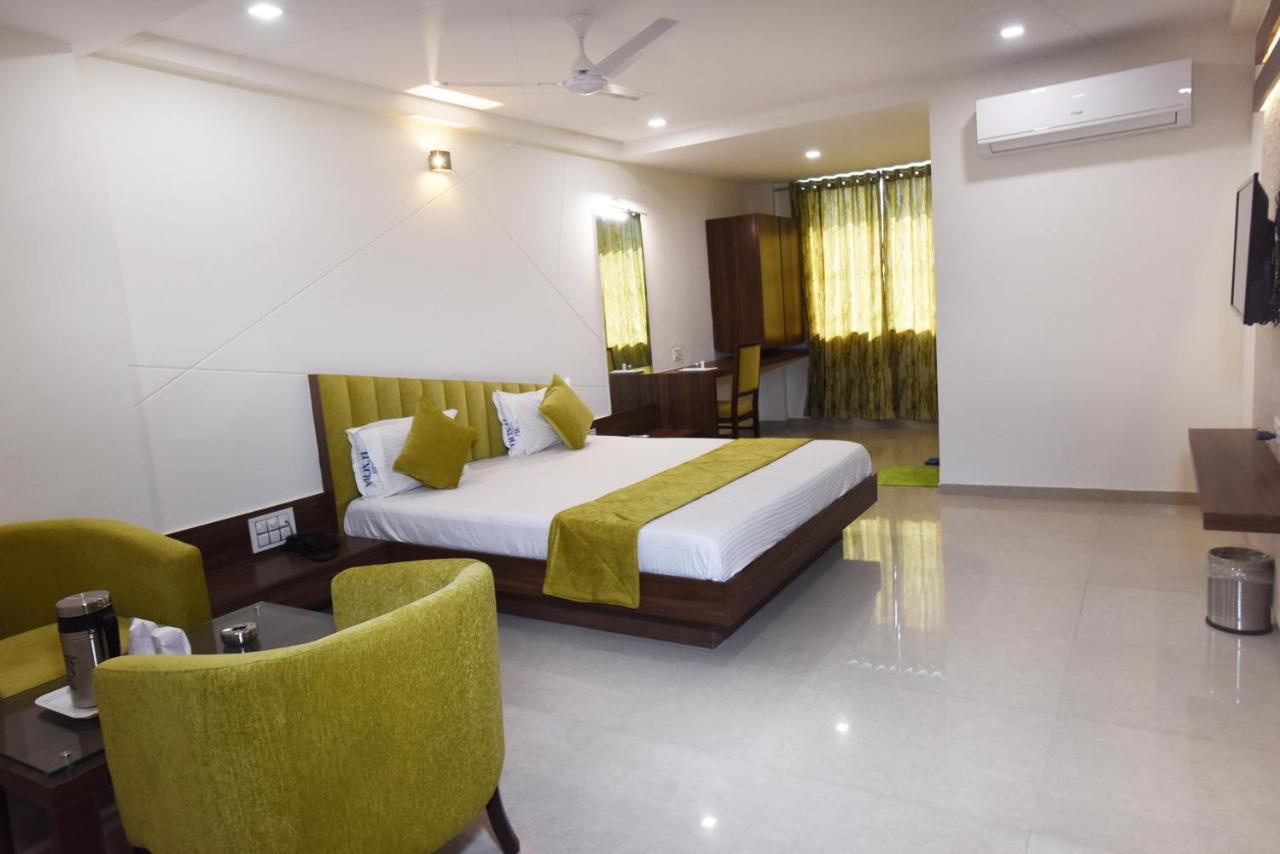 Hotel Luxura, Ahmadabad Zewnętrze zdjęcie