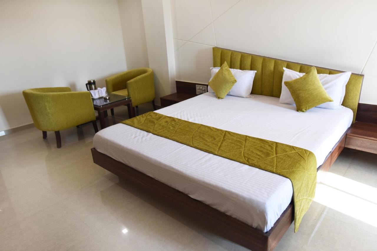 Hotel Luxura, Ahmadabad Zewnętrze zdjęcie