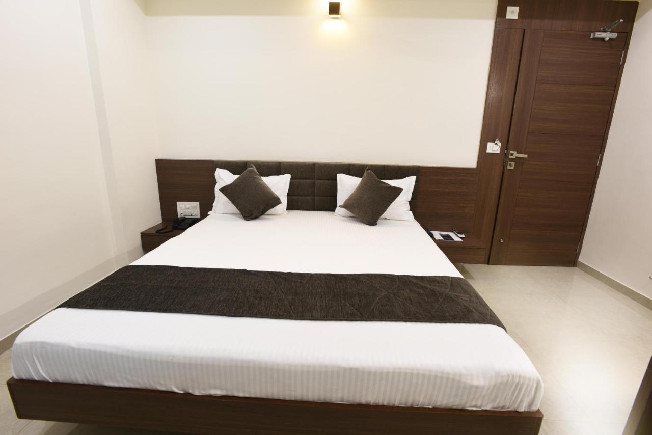 Hotel Luxura, Ahmadabad Zewnętrze zdjęcie