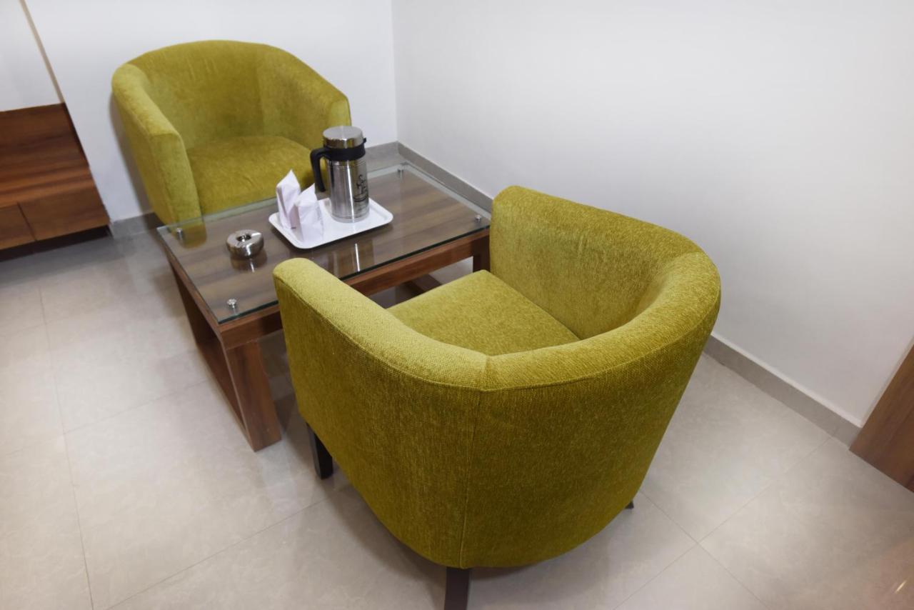 Hotel Luxura, Ahmadabad Zewnętrze zdjęcie