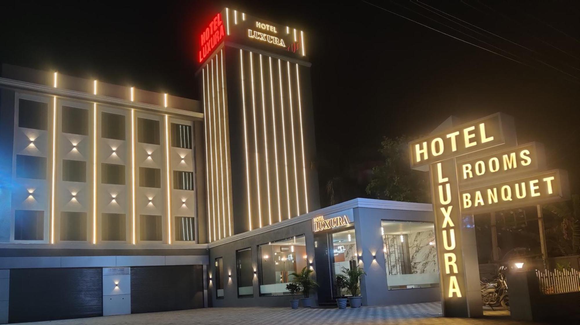 Hotel Luxura, Ahmadabad Zewnętrze zdjęcie