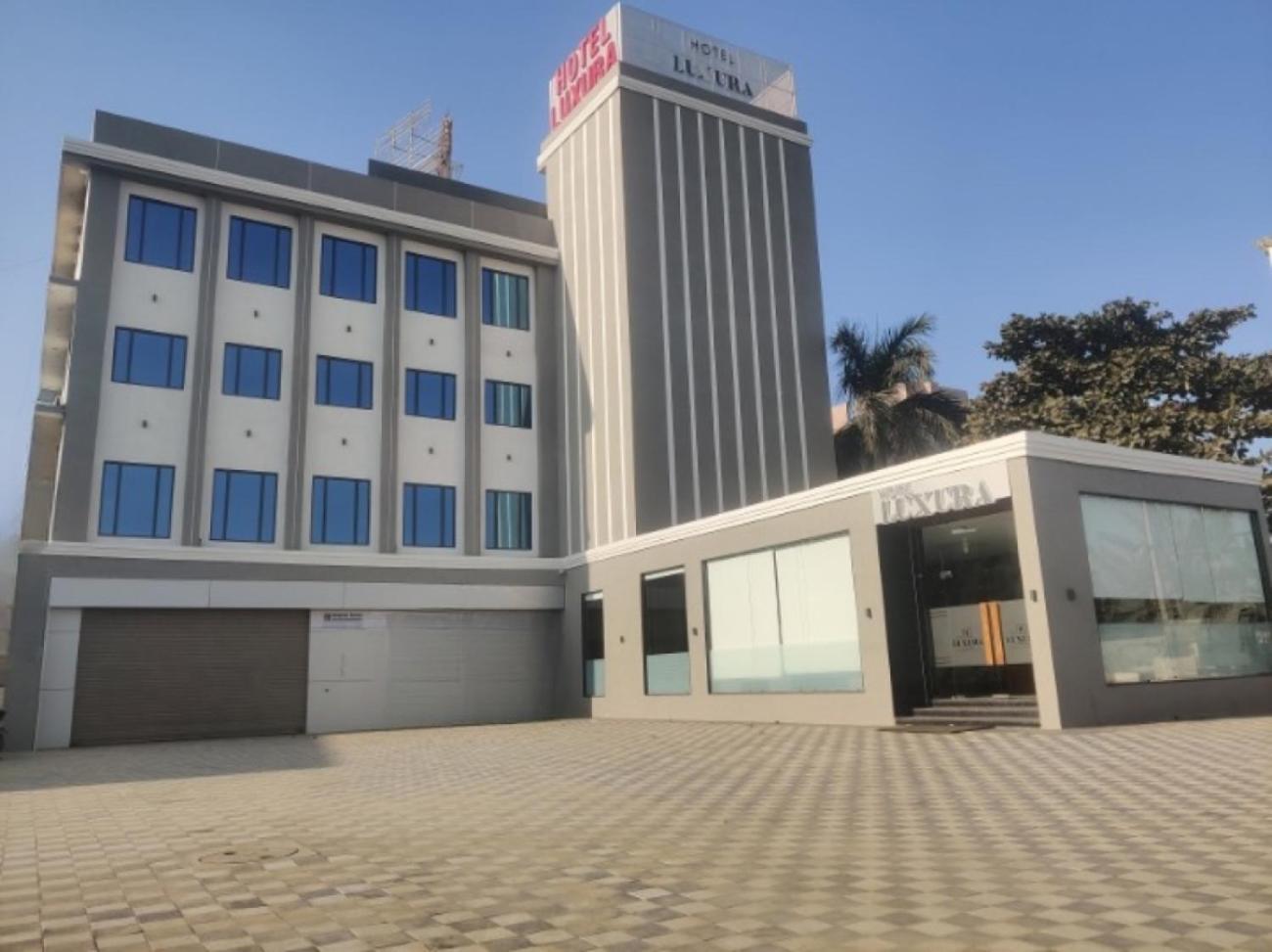 Hotel Luxura, Ahmadabad Zewnętrze zdjęcie