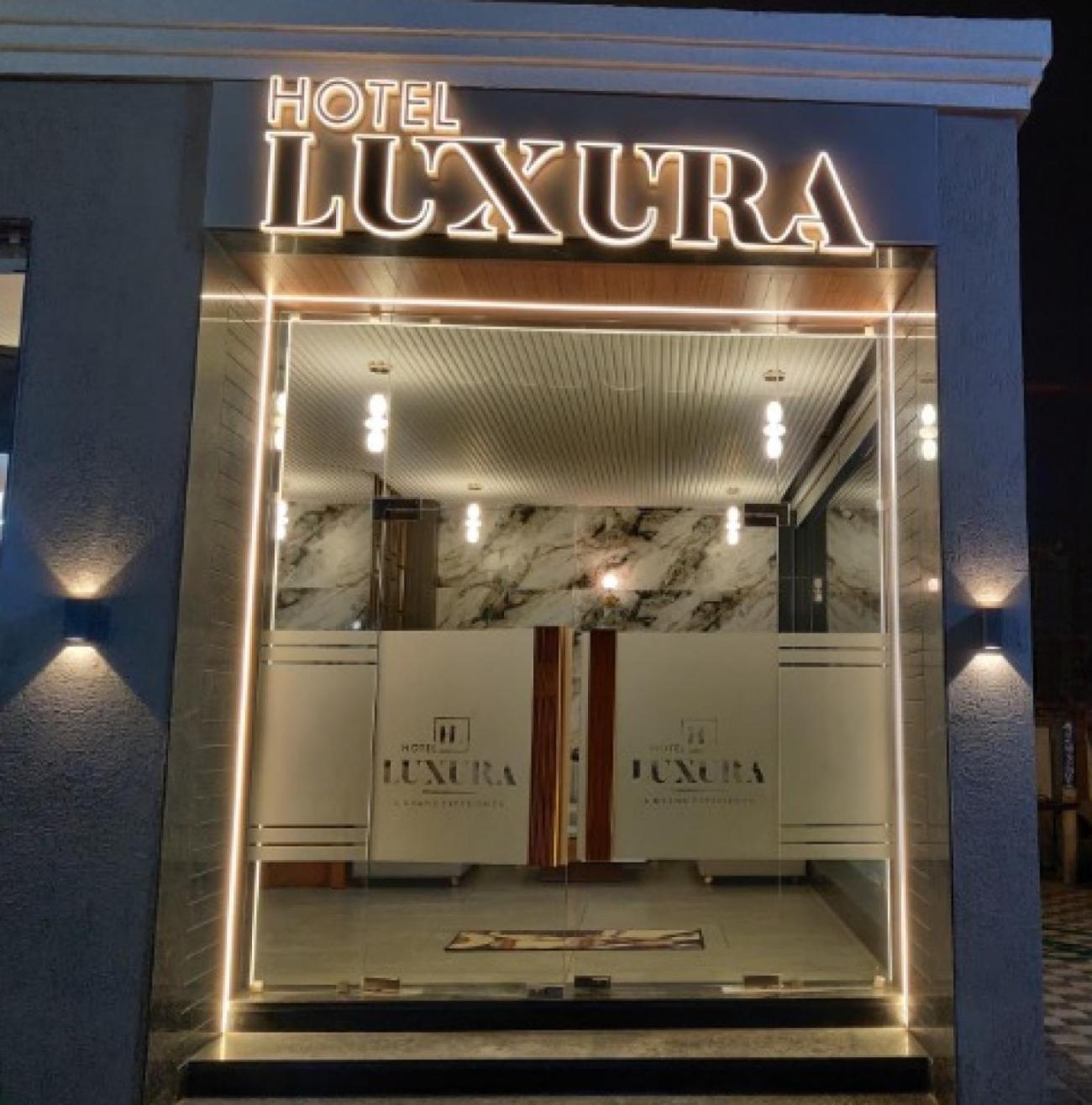 Hotel Luxura, Ahmadabad Zewnętrze zdjęcie